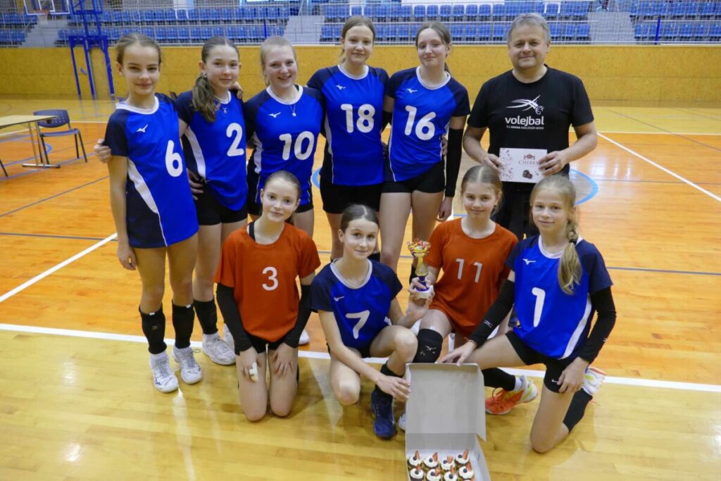 Mladší žákyně - svěřenkyně Radima Smejkala vezou ze sobotního turnaje ve Svitavách PRVNÍ MÍSTO! 